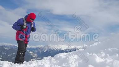冬天背包<strong>客</strong>在雪山上散步.. 带背包的人在山上<strong>徒步</strong>旅行。 冬季<strong>徒步</strong>旅行。